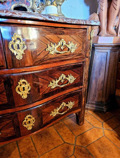 Petite Commode Galbée Toutes Faces époque Louis XV
