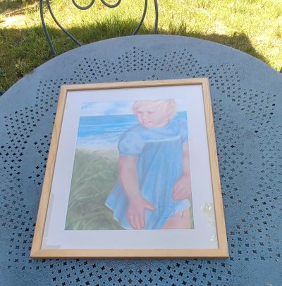 Ritratto di ragazza sulla spiaggia / pastello