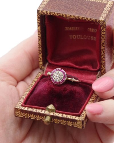 Bague Art Deco cible rubis diamants en or 18k et platine, bague ancienne, bijoux Art Deco