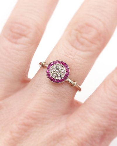 Bague Art Deco cible rubis diamants en or 18k et platine, bague ancienne, bijoux Art Deco