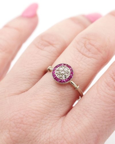 Bague Art Deco cible rubis diamants en or 18k et platine, bague ancienne, bijoux Art Deco