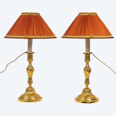 Époque Louis XV Paire de Bougeoirs Au Roi en Bronze Ciselé et Doré vers 1750 Montée en Lampes