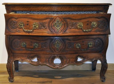 Commode provençale en noyer massif travail nîmois époque Louis XV