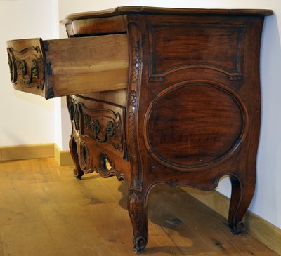 Commode provençale en noyer massif travail nîmois époque Louis XV