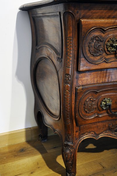 Commode provençale en noyer massif travail nîmois époque Louis XV