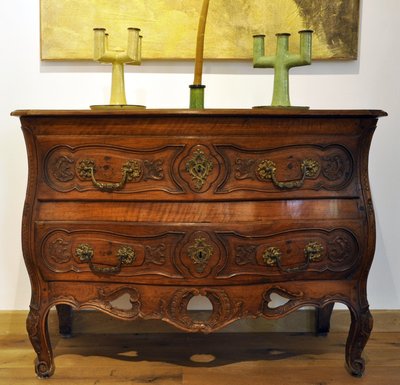 Commode provençale en noyer massif travail nîmois époque Louis XV