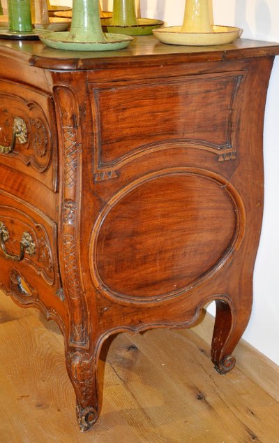 Commode provençale en noyer massif travail nîmois époque Louis XV