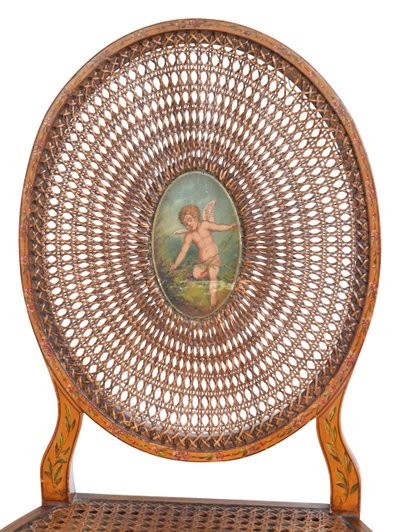Chaise cannée en bois peint à décor d'un amour dans un médaillon 