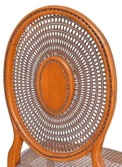 Chaise cannée en bois peint à décor d'un amour dans un médaillon 