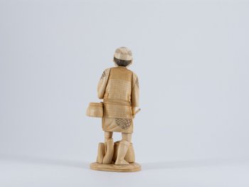 Okimono In Avorio. Giappone, fine del XIX secolo