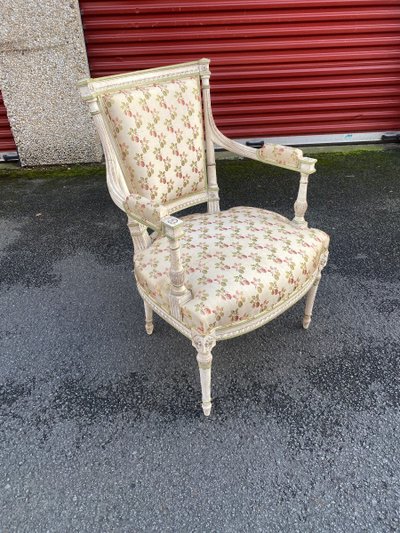 Paire De Fauteuils Style Louis XVI En Bois Sculpté Rechampi