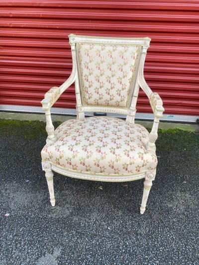 Paire De Fauteuils Style Louis XVI En Bois Sculpté Rechampi