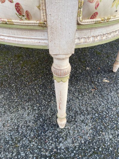 Paire De Fauteuils Style Louis XVI En Bois Sculpté Rechampi