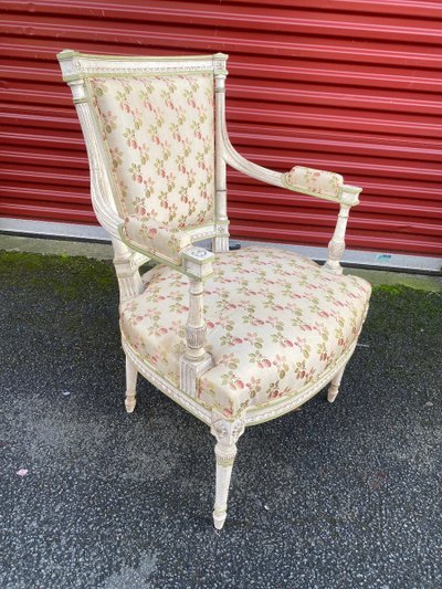 Paire De Fauteuils Style Louis XVI En Bois Sculpté Rechampi