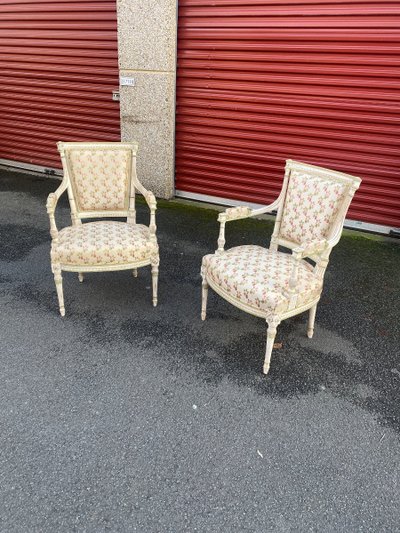 Paire De Fauteuils Style Louis XVI En Bois Sculpté Rechampi
