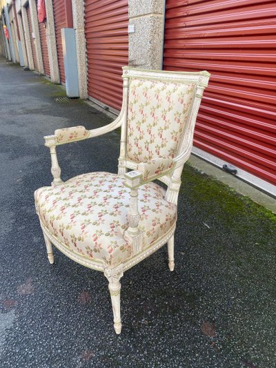 Paire De Fauteuils Style Louis XVI En Bois Sculpté Rechampi