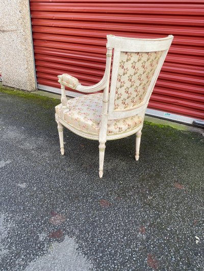 Paire De Fauteuils Style Louis XVI En Bois Sculpté Rechampi