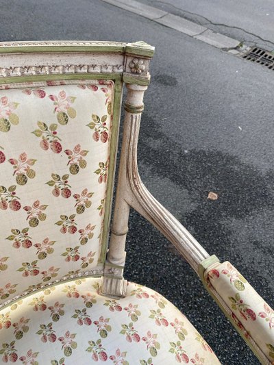 Paire De Fauteuils Style Louis XVI En Bois Sculpté Rechampi