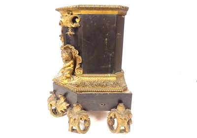 Orologio da tavolo in bronzo italiano a forma di pescatore Candelabro Napoleone III XIX secolo