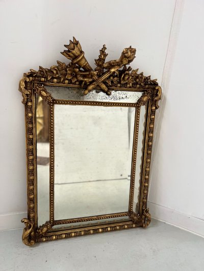 Miroir a pare closes de style Louis XVI en bois et stuc doré XIX siècle