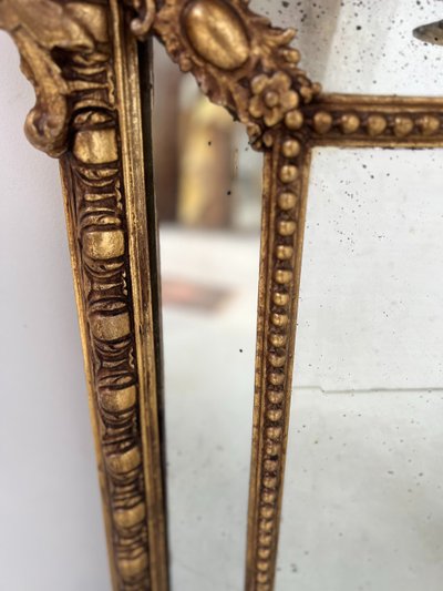 Miroir a pare closes de style Louis XVI en bois et stuc doré XIX siècle