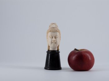 Tête Sculptée En Ivoire. Asie, XIXe Siècle.