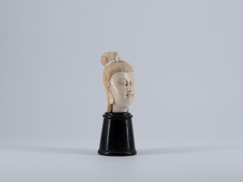 Tête Sculptée En Ivoire. Asie, XIXe Siècle.