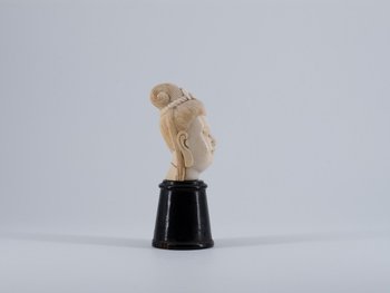 Tête Sculptée En Ivoire. Asie, XIXe Siècle.