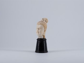 Tête Sculptée En Ivoire. Asie, XIXe Siècle.