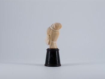 Tête Sculptée En Ivoire. Asie, XIXe Siècle.
