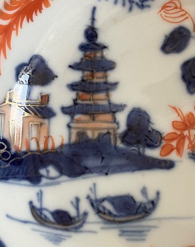 Delizioso piccolo piatto Imari antico in porcellana Cie des Indes dell'inizio del XVIII secolo