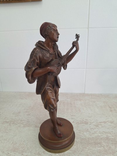 Mandolinista orientale di bronzo