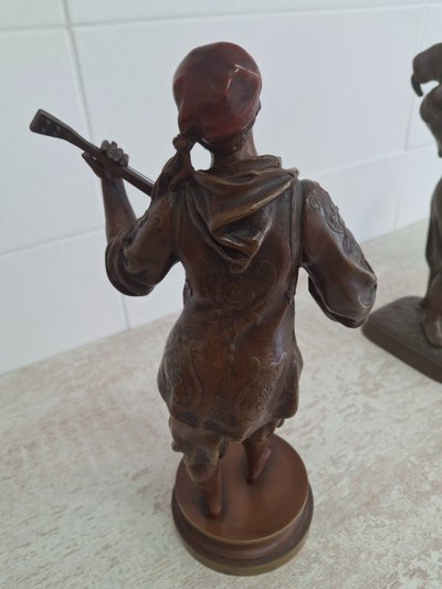 Mandolinista orientale di bronzo