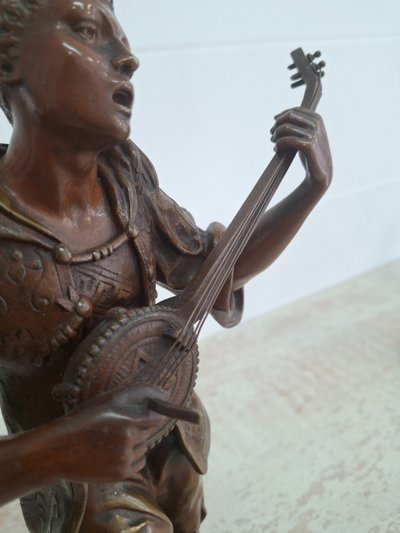 Mandolinista orientale di bronzo