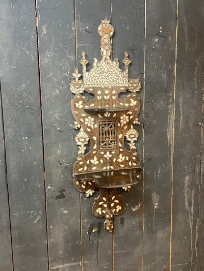 Antica mensola orientale in legno intagliato con intarsi in osso.