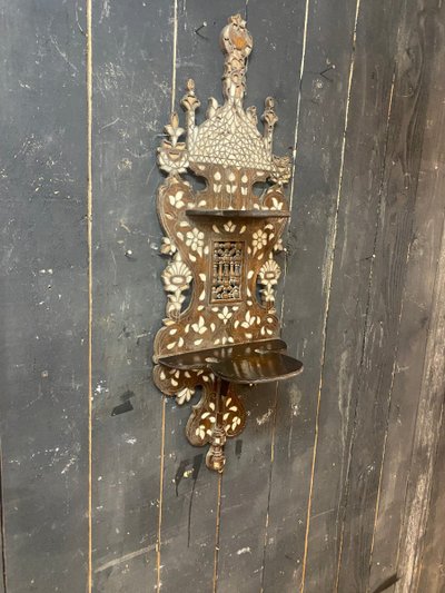 Antica mensola orientale in legno intagliato con intarsi in osso.