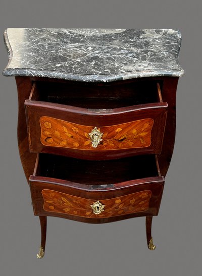 COMMODE DEL XVIII SECOLO DI STILE LOUIS XV IN MARQUETRY DI FIORI CON TOPI IN MARMO