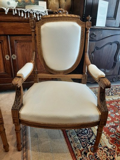 Coppia di poltrone in stile Luigi XVI in noce - 1900 circa