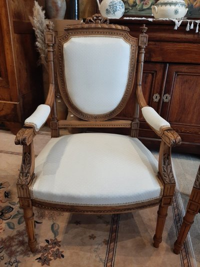 Coppia di poltrone in stile Luigi XVI in noce - 1900 circa