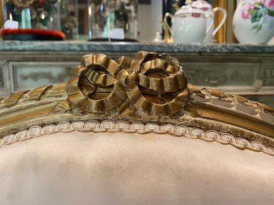 Marquise in stile Luigi XVI in legno laccato bianco con riflessi dorati. Circa 1900