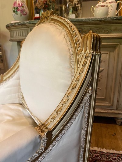 Marquise in stile Luigi XVI in legno laccato bianco con riflessi dorati. Circa 1900