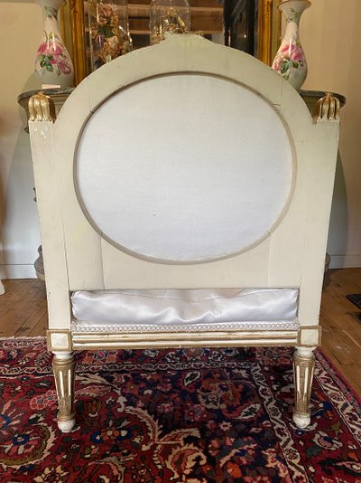 Marquise in stile Luigi XVI in legno laccato bianco con riflessi dorati. Circa 1900