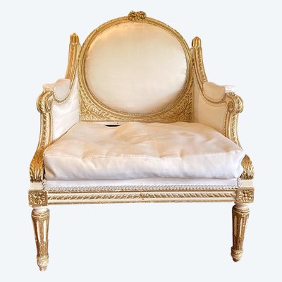 Marquise in stile Luigi XVI in legno laccato bianco con riflessi dorati. Circa 1900