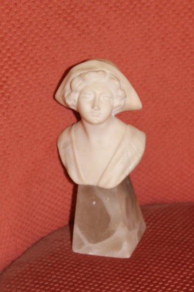 Scultura con busto in marmo su base: giovane ragazza con grande cappello dei primi del Novecento