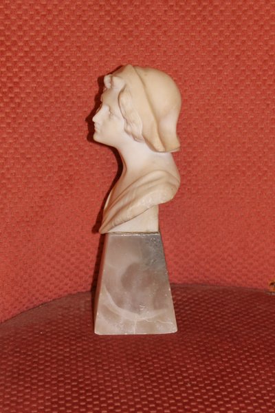 Scultura con busto in marmo su base: giovane ragazza con grande cappello dei primi del Novecento