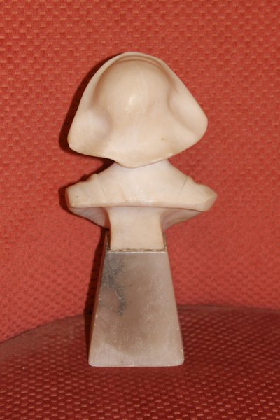 Scultura con busto in marmo su base: giovane ragazza con grande cappello dei primi del Novecento