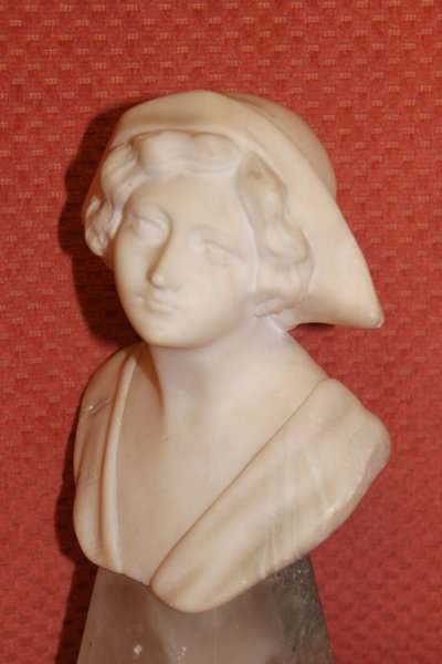 Scultura con busto in marmo su base: giovane ragazza con grande cappello dei primi del Novecento