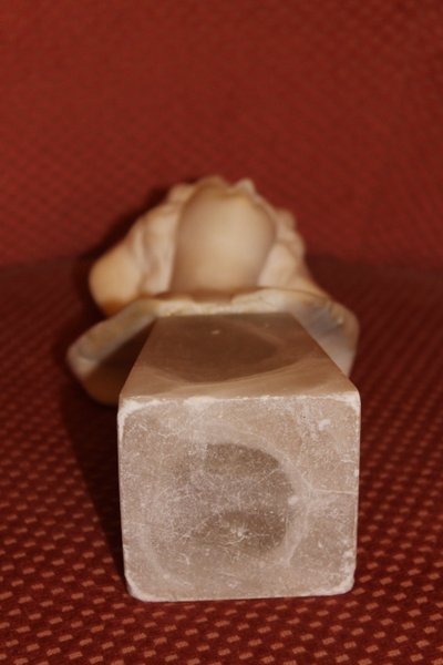 Scultura con busto in marmo su base: giovane ragazza con grande cappello dei primi del Novecento