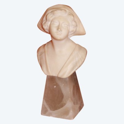 Scultura con busto in marmo su base: giovane ragazza con grande cappello dei primi del Novecento