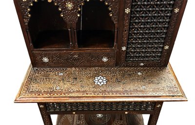 Bonheur Du Jour "syrien" Legno intagliato, intarsio di madreperla, fine XIX secolo